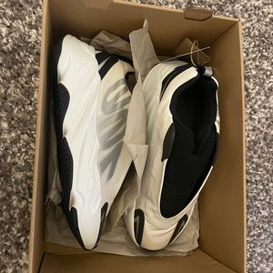 YEEZY BOOST 700 MNVN Laceless